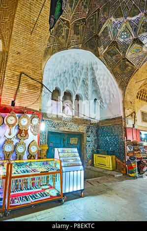 KERMAN, IRAN - 15 octobre 2017 : l'amende en plâtre de l'intérieur Sartasari Bazar - la niche en forme est décoré de muqarnas (miel) et th Banque D'Images