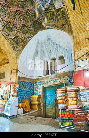 KERMAN, IRAN - 15 octobre 2017 : l'allée richement décorées d'Sartasari historique Bazar avec détails architecturaux - Persan traditionnel mos ornementé Banque D'Images