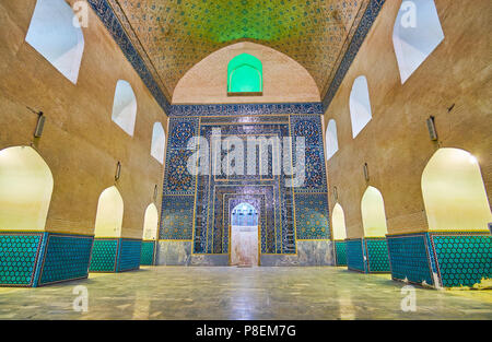 KERMAN, IRAN - 15 octobre 2017 : le mihrab carrelée avec des motifs floraux et de la calligraphie arabe en été salle de prière de la mosquée Jame Mozaffari, sur Banque D'Images