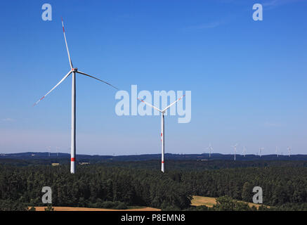 Générateurs du vent, les éoliennes dans le paysage, Windgeneratoren in der Landschaft, Bayern, Deutschland Banque D'Images