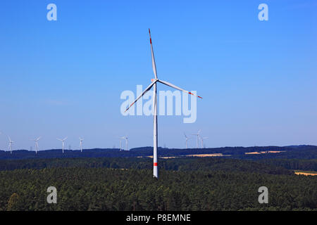 Générateurs du vent, les éoliennes dans le paysage, Windgeneratoren in der Landschaft, Bayern, Deutschland Banque D'Images