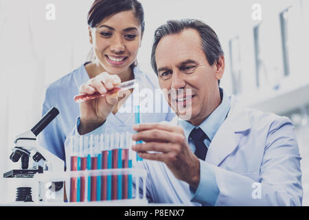 Biologiste femelle regarder son chef working Banque D'Images