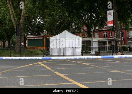 Tente de la police sur la scène du crime dans l'extérieur commun Ducketts Turnpike Lane station dans le nord de Londres. Un homme a été poignardé à mort à environ 21h45 le samedi 9 juin 2018 à l'extérieur d'une station de métro occupé où ils ont trouvé un "gravement blessées' man. Avec : Atmosphère, voir Où : London, Royaume-Uni Quand : 10 Juin 2018 Crédit : Dinendra Haria/WENN Banque D'Images