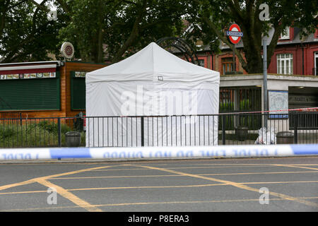 Tente de la police sur la scène du crime dans l'extérieur commun Ducketts Turnpike Lane station dans le nord de Londres. Un homme a été poignardé à mort à environ 21h45 le samedi 9 juin 2018 à l'extérieur d'une station de métro occupé où ils ont trouvé un "gravement blessées' man. Avec : Atmosphère, voir Où : London, Royaume-Uni Quand : 10 Juin 2018 Crédit : Dinendra Haria/WENN Banque D'Images