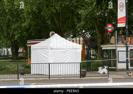 Tente de la police sur la scène du crime dans l'extérieur commun Ducketts Turnpike Lane station dans le nord de Londres. Un homme a été poignardé à mort à environ 21h45 le samedi 9 juin 2018 à l'extérieur d'une station de métro occupé où ils ont trouvé un "gravement blessées' man. Avec : Atmosphère, voir Où : London, Royaume-Uni Quand : 10 Juin 2018 Crédit : Dinendra Haria/WENN Banque D'Images