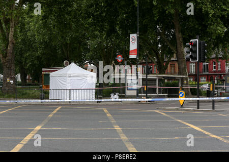 Tente de la police sur la scène du crime dans l'extérieur commun Ducketts Turnpike Lane station dans le nord de Londres. Un homme a été poignardé à mort à environ 21h45 le samedi 9 juin 2018 à l'extérieur d'une station de métro occupé où ils ont trouvé un "gravement blessées' man. Avec : Atmosphère, voir Où : London, Royaume-Uni Quand : 10 Juin 2018 Crédit : Dinendra Haria/WENN Banque D'Images