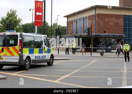 Tente de la police sur la scène du crime dans l'extérieur commun Ducketts Turnpike Lane station dans le nord de Londres. Un homme a été poignardé à mort à environ 21h45 le samedi 9 juin 2018 à l'extérieur d'une station de métro occupé où ils ont trouvé un "gravement blessées' man. Avec : Atmosphère, voir Où : London, Royaume-Uni Quand : 10 Juin 2018 Crédit : Dinendra Haria/WENN Banque D'Images