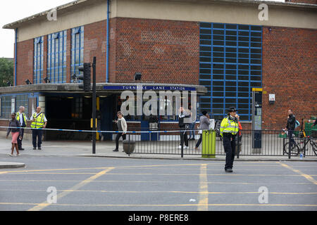 Tente de la police sur la scène du crime dans l'extérieur commun Ducketts Turnpike Lane station dans le nord de Londres. Un homme a été poignardé à mort à environ 21h45 le samedi 9 juin 2018 à l'extérieur d'une station de métro occupé où ils ont trouvé un "gravement blessées' man. Avec : Atmosphère, voir Où : London, Royaume-Uni Quand : 10 Juin 2018 Crédit : Dinendra Haria/WENN Banque D'Images