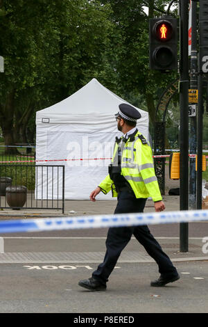 Tente de la police sur la scène du crime dans l'extérieur commun Ducketts Turnpike Lane station dans le nord de Londres. Un homme a été poignardé à mort à environ 21h45 le samedi 9 juin 2018 à l'extérieur d'une station de métro occupé où ils ont trouvé un "gravement blessées' man. Avec : Atmosphère, voir Où : London, Royaume-Uni Quand : 10 Juin 2018 Crédit : Dinendra Haria/WENN Banque D'Images