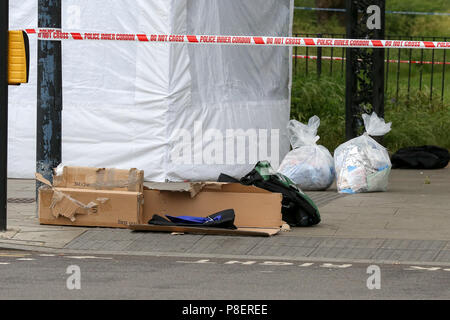 Tente de la police sur la scène du crime dans l'extérieur commun Ducketts Turnpike Lane station dans le nord de Londres. Un homme a été poignardé à mort à environ 21h45 le samedi 9 juin 2018 à l'extérieur d'une station de métro occupé où ils ont trouvé un "gravement blessées' man. Avec : Atmosphère, voir Où : London, Royaume-Uni Quand : 10 Juin 2018 Crédit : Dinendra Haria/WENN Banque D'Images