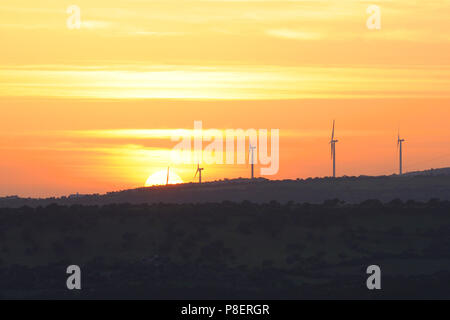 Eolic sur les producteurs d'électricité au coucher du soleil, province d'Oristano, Sardaigne, Italie Banque D'Images