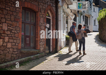 23 Mai 2018 : Dartmouth, Devon, UK - Couple de prendre des photos sur un téléphone cellulaire à proximité de l'Église. Banque D'Images