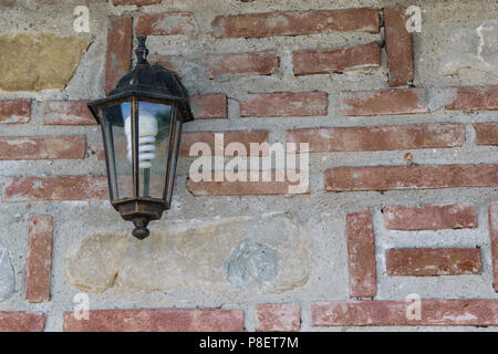 Luminaire extérieur monté sur mur de briques avec copie espace. Ampoule à économie d'énergie installé. Banque D'Images