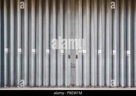 Portes industrielles coulissantes et pliantes sans fumer, une baie de chargement de camion de livraison sur une rue de Londres City Banque D'Images