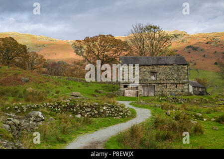 Une vieille grange, à Oak Howe dans la grande vallée de Langdale près de Chapel Stile dans le Parc National du Lake District, Cumbria. Banque D'Images