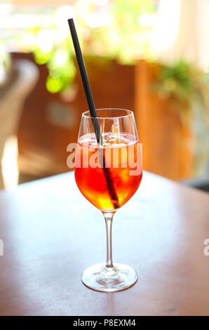 Verre à cocktail sur une table en bois Banque D'Images