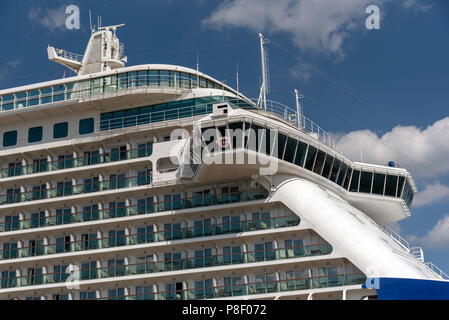 Vue rapprochée d'un pont du paquebot de croisière et cabines Banque D'Images