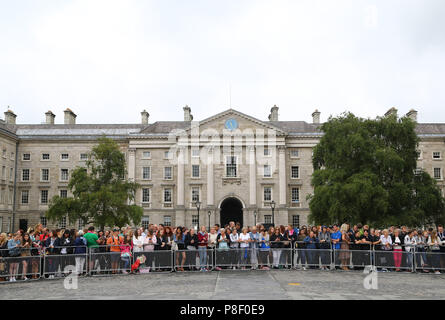 La foule à l'extérieur de Trinity College de Dublin, attendre l'arrivée du duc et de la Duchesse de Sussex durant leur visite à Dublin, Irlande. Banque D'Images