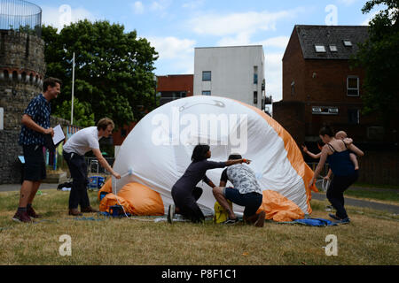 Le Trump Baby Blimp est gonflé pendant un test de pratique, à Bingfield Park au nord de Londres. Banque D'Images