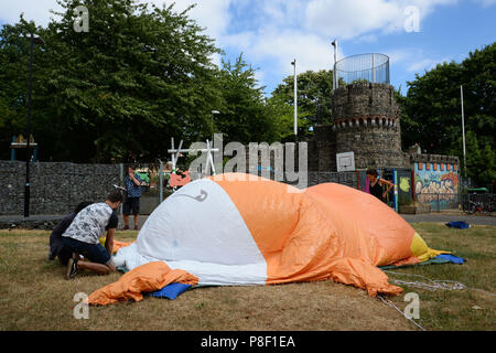 Le Trump Baby Blimp est gonflé pendant un test de pratique, à Bingfield Park au nord de Londres. Banque D'Images