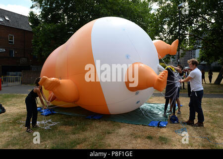 Le Trump Baby Blimp est gonflé pendant un test de pratique, à Bingfield Park au nord de Londres. Banque D'Images