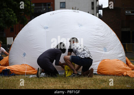 Le Trump Baby Blimp est gonflé pendant un test de pratique, à Bingfield Park au nord de Londres. Banque D'Images