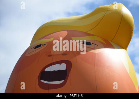 Le Trump Baby Blimp est gonflé pendant un test de pratique, à Bingfield Park au nord de Londres. Banque D'Images