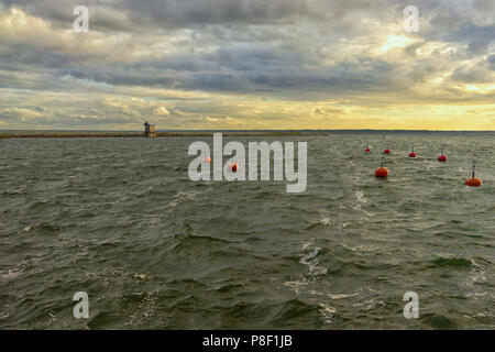 Bouées rouges dans la baie d'amarrage pour bateaux disponibles dans un vent fort sur la mer Baltique, sur l'île de Hiiuma en Estonie Banque D'Images