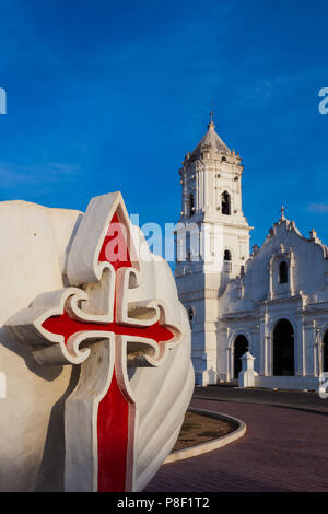 La croix rouge et l'église catholique dans le petit village Nata, province de Cocle, République du Panama. Banque D'Images