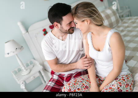 Jeune couple ayant séjour romantique dans la chambre Banque D'Images
