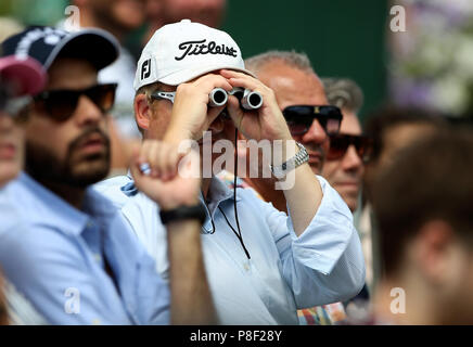 Un spectateur regarde l'action à travers une paire de jumelles au jour 9 des championnats de Wimbledon à l'All England Lawn Tennis et croquet Club, Wimbledon. ASSOCIATION DE PRESSE Photo. Photo date : mercredi 11 juillet 2018. Voir l'histoire de Wimbledon TENNIS PA. Crédit photo doit se lire : Nigel Français/PA Wire. RESTRICTIONS : un usage éditorial uniquement. Pas d'utilisation commerciale sans l'accord préalable écrit de l'. PROFILS TÊTES L'utilisation de l'image fixe seulement - pas d'images en mouvement pour émuler la diffusion. Pas de superposition ou l'enlèvement de parrain/ad logos. Appelez le  +44 (0)1158 447447 pour de plus amples informations. Banque D'Images