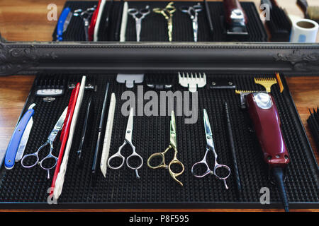 Thème Barbershop. Les outils de la coiffure. Appareils pour les coupes de cheveux, coiffure, moustaches, barbes. Sur le bureau se trouvent des ciseaux, peigne, Attachmen Banque D'Images