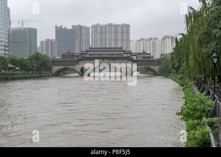 Chengdu, province du Sichuan, Chine - 11 juillet 2018 : JiuYan bridge et Jinjiang river pour les inondations après de fortes pluies dans la province du Sichuan. Banque D'Images