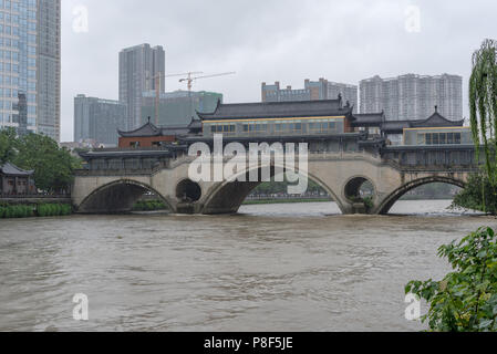 Chengdu, province du Sichuan, Chine - 11 juillet 2018 : JiuYan bridge et Jinjiang river pour les inondations après de fortes pluies dans la province du Sichuan. Banque D'Images