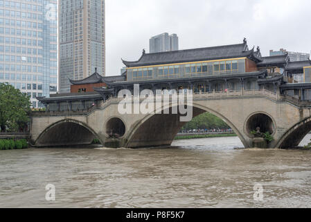 Chengdu, province du Sichuan, Chine - 11 juillet 2018 : JiuYan bridge et Jinjiang river pour les inondations après de fortes pluies dans la province du Sichuan. Banque D'Images