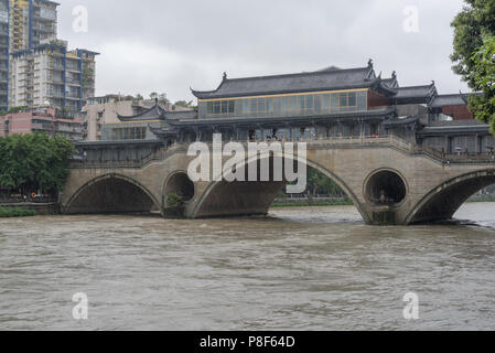 Chengdu, province du Sichuan, Chine - 11 juillet 2018 : JiuYan bridge et Jinjiang river pour les inondations après de fortes pluies dans la province du Sichuan. Banque D'Images