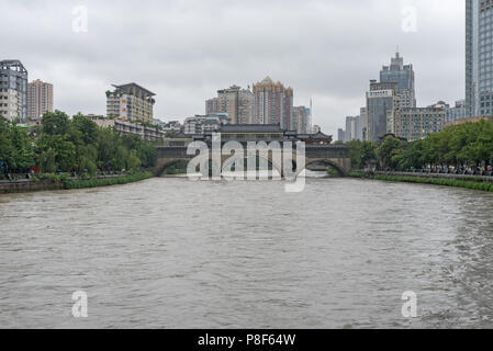 Chengdu, province du Sichuan, Chine - 11 juillet 2018 : JiuYan bridge et Jinjiang river pour les inondations après de fortes pluies dans la province du Sichuan. Banque D'Images
