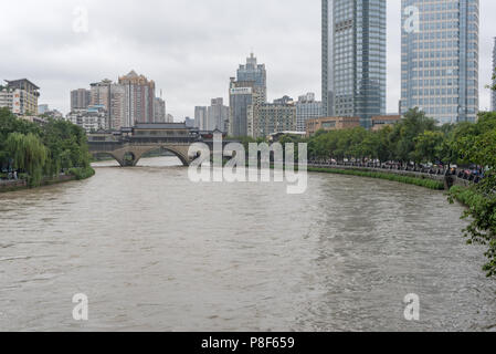 Chengdu, province du Sichuan, Chine - 11 juillet 2018 : JiuYan bridge et Jinjiang river pour les inondations après de fortes pluies dans la province du Sichuan. Banque D'Images