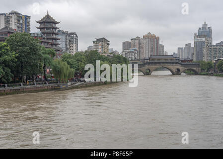 Chengdu, province du Sichuan, Chine - 11 juillet 2018 : JiuYan bridge et Jinjiang river pour les inondations après de fortes pluies dans la province du Sichuan. Banque D'Images
