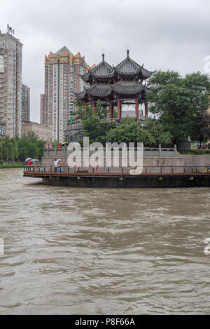 Chengdu, province du Sichuan, Chine - 11 juillet 2018 : pavillon Hejiang et Jinjiang river pour les inondations après de fortes pluies dans la province du Sichuan. Banque D'Images