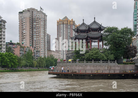 Chengdu, province du Sichuan, Chine - 11 juillet 2018 : pavillon Hejiang et Jinjiang river pour les inondations après de fortes pluies dans la province du Sichuan. Banque D'Images