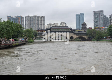 Chengdu, province du Sichuan, Chine - 11 juillet 2018 : JiuYan bridge et Jinjiang river pour les inondations après de fortes pluies dans la province du Sichuan. Banque D'Images
