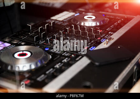 Contrôleur DJ audio mixer Banque D'Images