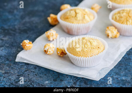 Cornbread muffins faits maison sur un fond noir en bleu. Banque D'Images