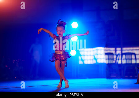 Jolie petite fille rêve de devenir une ballerine. Enfant fille dans un tutu rose danser dans une salle. Banque D'Images