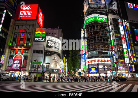 Tokyo, Japon - 19 juin 2016 : des gens qui attendent pour traverser la rue à Shinjuku, Tokyo. Il s'agit d'une boîte de nuit animée avec de nombreux bars, restaura Banque D'Images