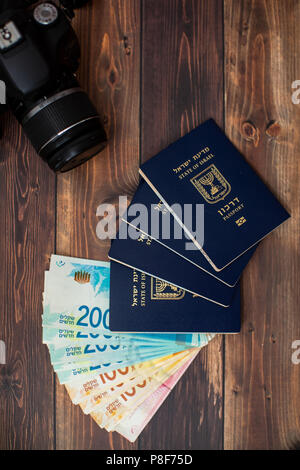Pile de lettres de 200 argent israélien sicle et passeport israélien. Banque D'Images