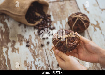 Muffin au chocolat maison Dellicious sur table. Prêt à manger. Banque D'Images