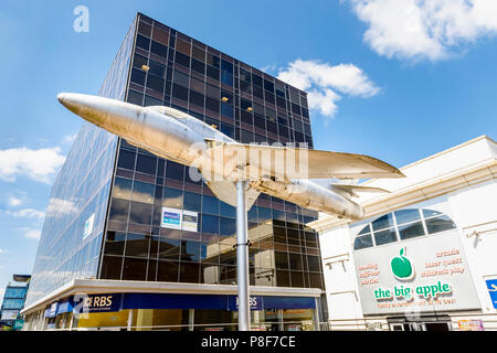 Hawker Hunter monté sur un poteau à l'extérieur de la Big Apple centre de divertissement dans la place de la Couronne, le centre-ville de Woking, Surrey, UK Banque D'Images