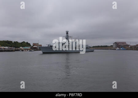 Le HMS Northumberland voile hors de la rivière Tyne Banque D'Images